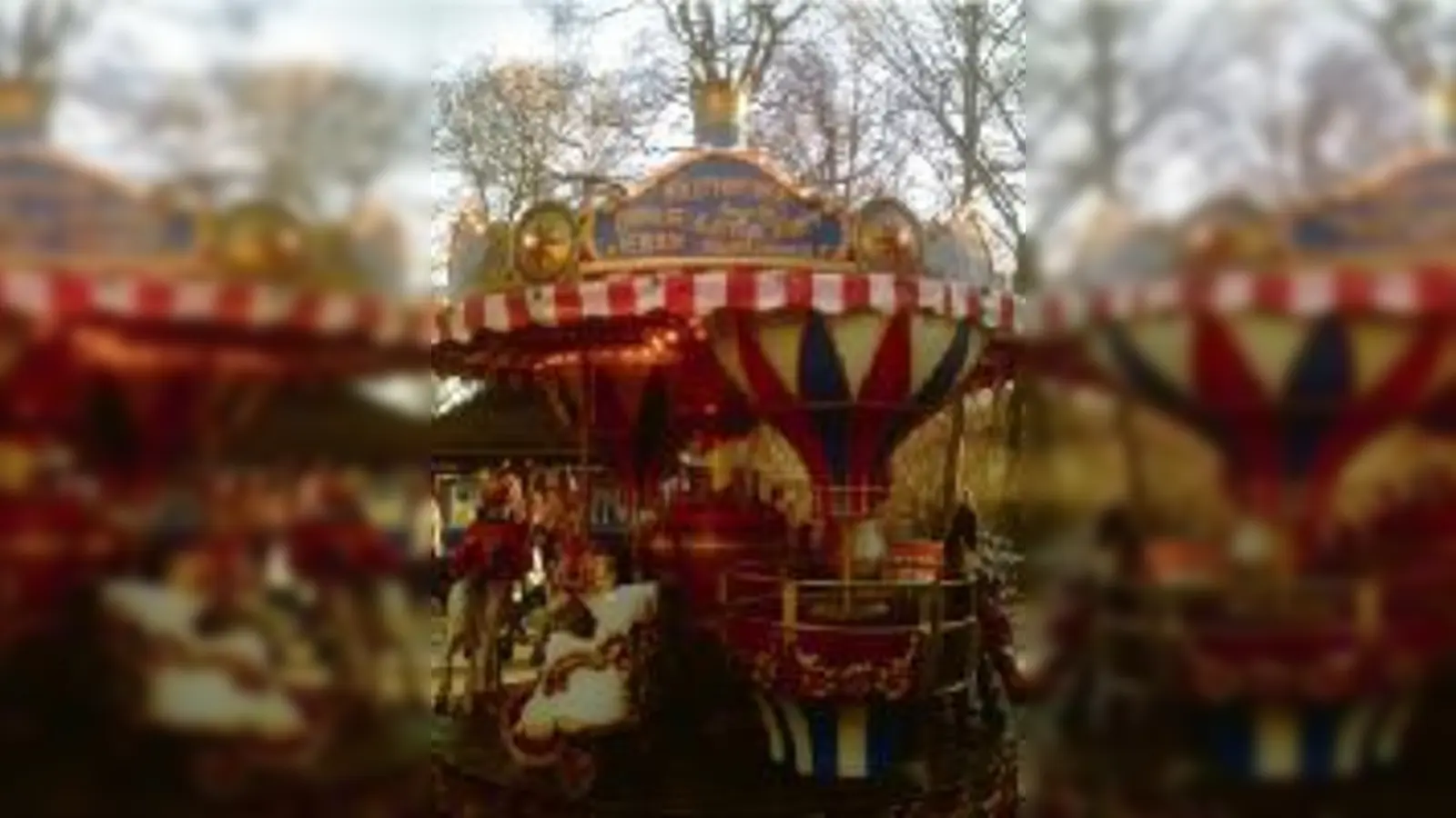 Ein altes Holzkarussel darf nicht fehlen auf dem  (»Winterweihnachtsmärchenmarkt«.Foto: VA)