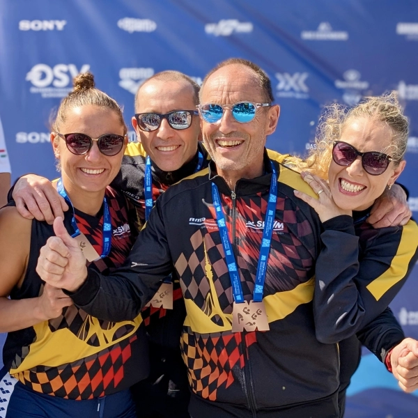 Die 4 x 50 m Lagen mixed Staffel bei der Siegerehrung (v.l.): Karin Bartel, André Wrasse, Matthias Weiss und Kathrin Gliesche. (Foto: Katja Otto)