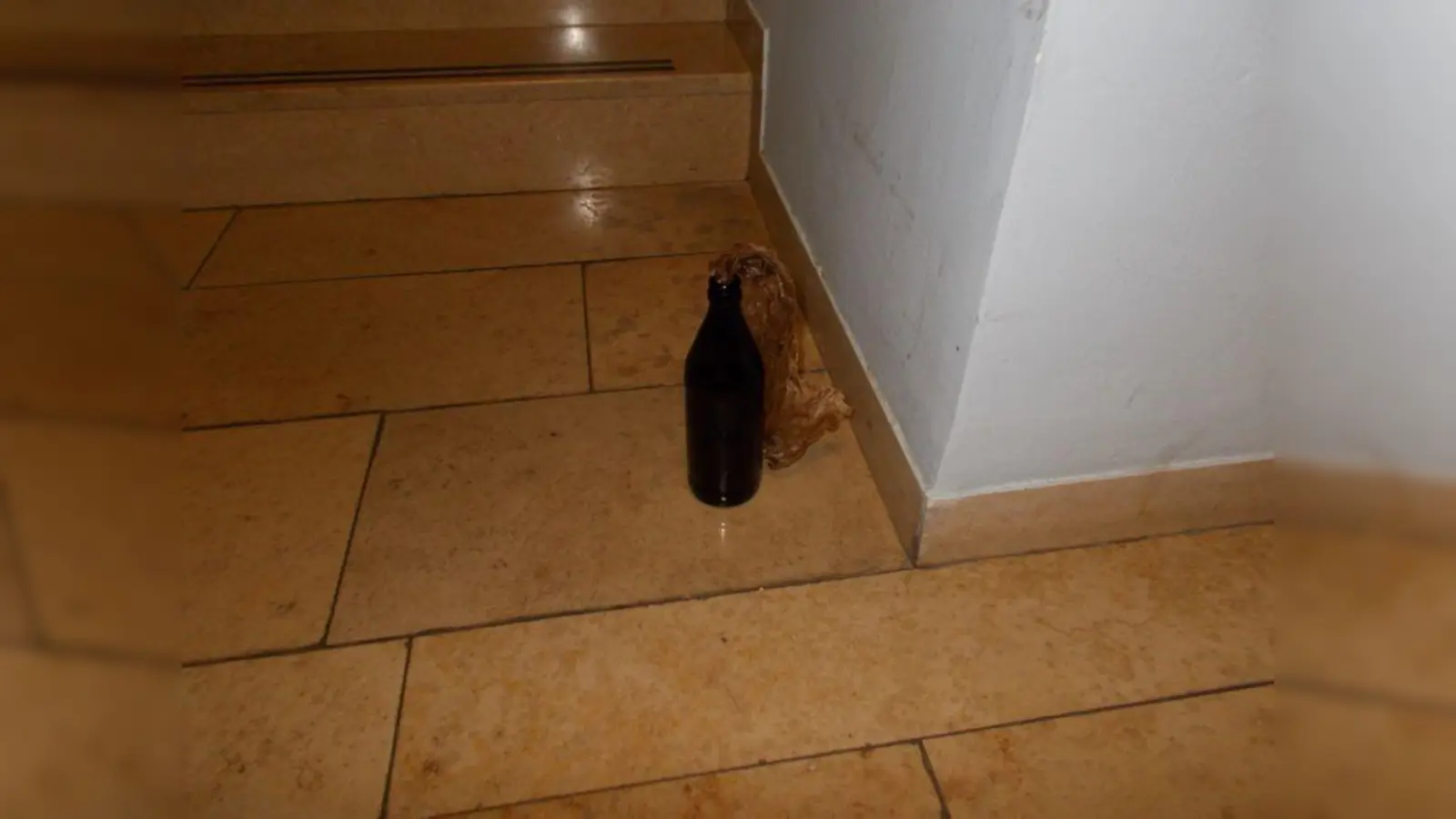 Ein Barbesucher drohte, eine Bierflasche mit Docht und einer brennbaren Flüssigkeit, anzuzünden. Als er dann versuchte, ein Feuerzeug anzuknipsen, brachte ihn der Wirt zu Boden.  (Foto: Polizei)