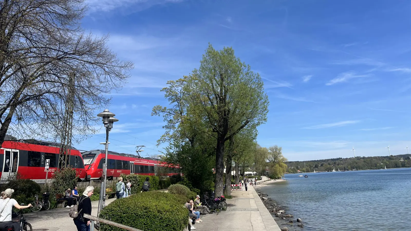 Noch trennt der Bahnhof die Stadt vom See. Das soll laut Vertrag anders werden. (Foto: Susanne Hauck)