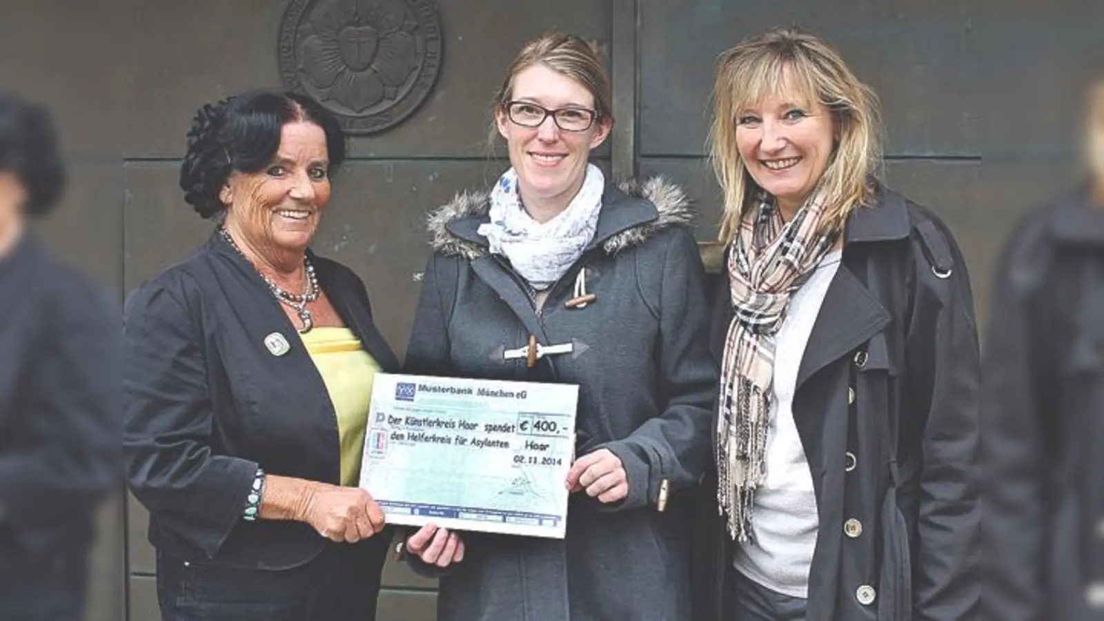 Preisgeld für den guten Zweck gespendet: (v. li.) Christel Kaiser, Pfarrerin Dagmar Häfner-Becker, Gabriele Schab (1. Vorsitzende des Künstlerkreises Haar) mit dem Schenk für den Helferkreis.	 (Foto: privat)