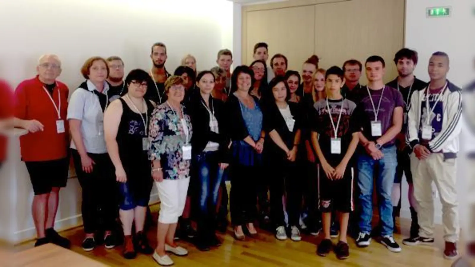 Die Maßnahmenteilnehmer des Ökomobils zu Besuch bei Diana Stachowitz (M.).	 (Foto: Büro Stachowitz)