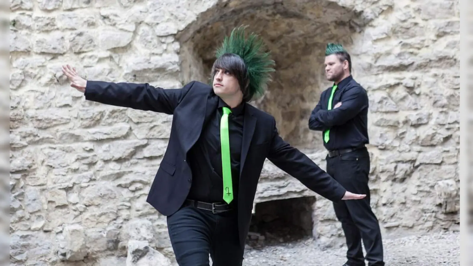 Die Musiker von Alienare stechen nicht nur musikalisch, sondern auch optisch hervor. (Foto: VA)