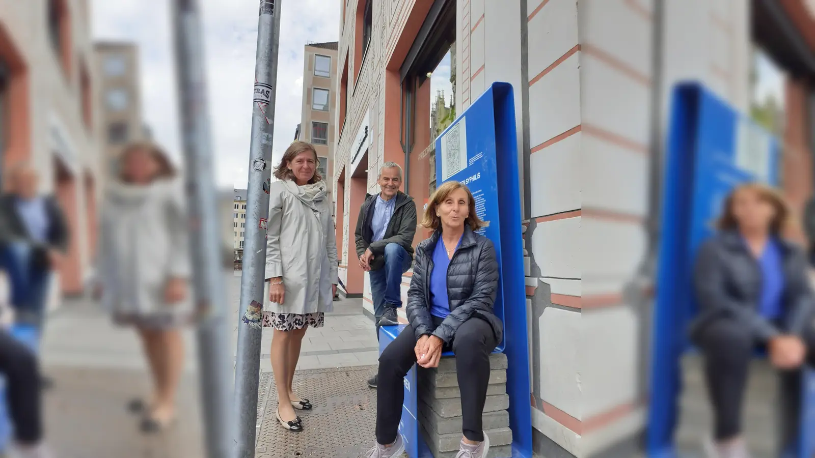 Die Initiatoren des Projektes „Archäologie München”, Dr. Elke Bujok, Prof. Dr. Rupert Gebhard und Dr. Brigitte Haas-Gebhard vor der Info-Stele in der Weinstraße. (Foto: mha)