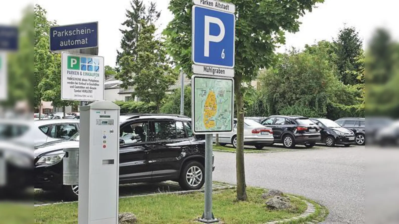 So praktisch die Parkfläche auch ist, ein Altstadt-Idyll ist sie nicht. Jetzt soll sie Wohnungen und einem Supermarkt weichen, jedoch nicht ersatzlos.	 (Foto: kw)