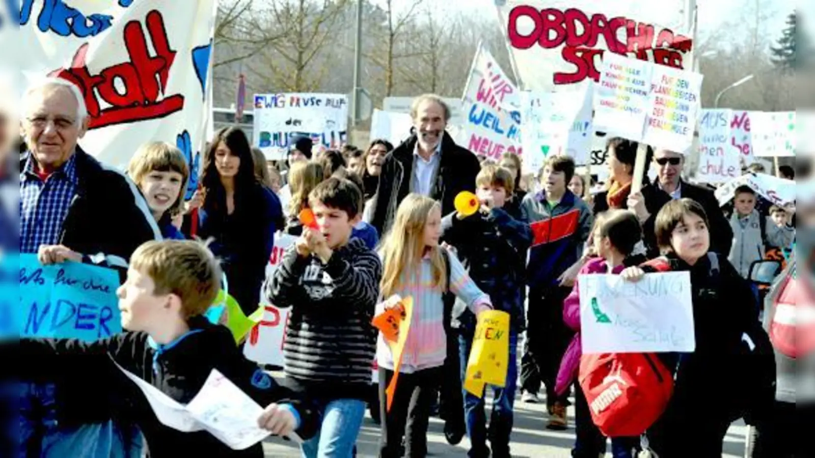 Die Schüler der Taufkirchner Realschule machten ihrem Ärger deutlich Luft bei ihrer Demo.	 (Foto: Schunk)