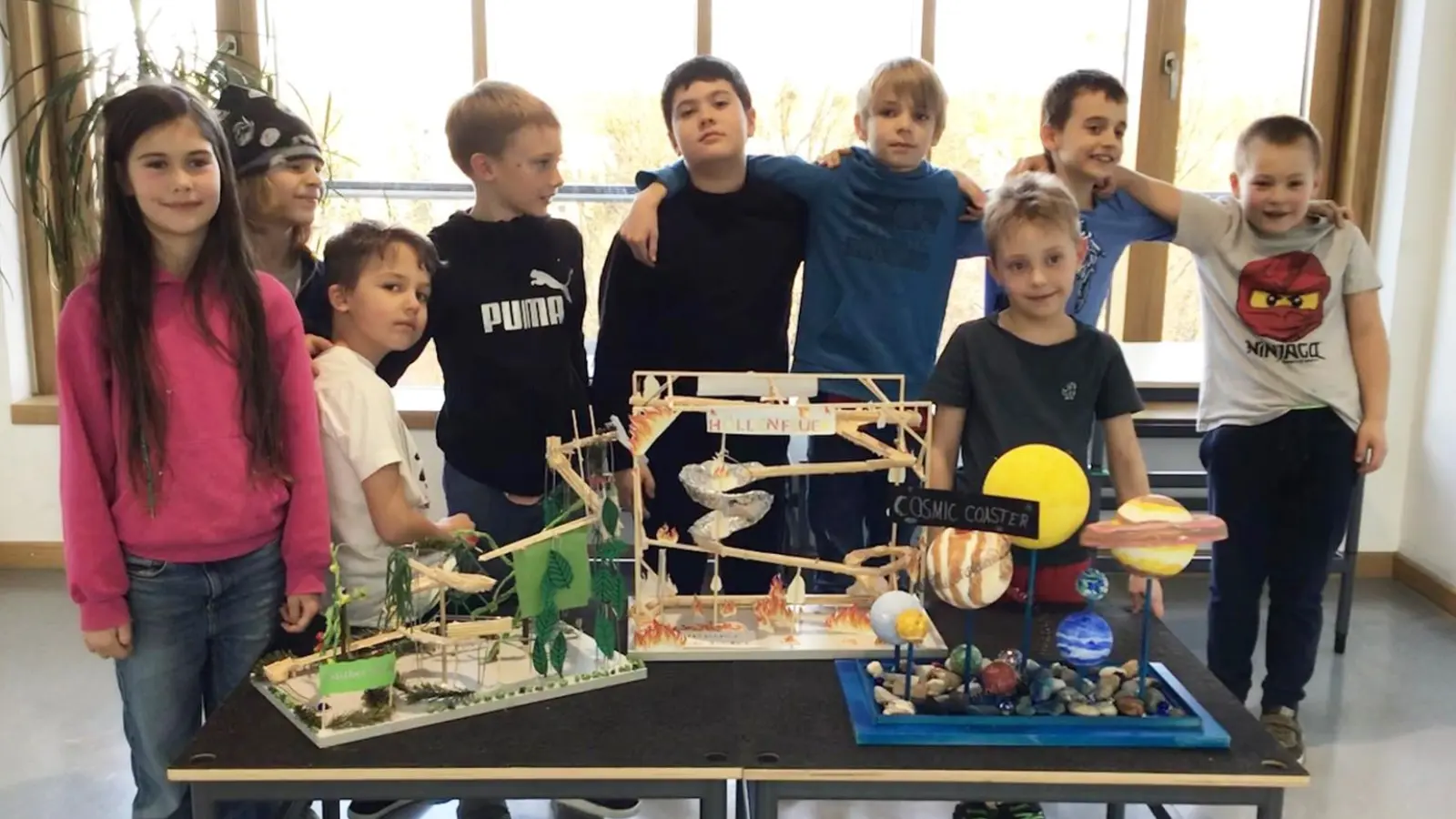 „Das Grundschul-Team hat erkannt, wie durch die Aussteifung der Ecken ein stabiles Rahmentragwerk entsteht”, lobte die Jury die „Höllenfeuer”-Bahn des Laimer Teams. „Das Modell besticht durch seine handwerkliche Präzision, die abwechslungsreiche Gestaltung und die durch drei Spiralen erzeugten unterschiedlichen Geschwindigkeiten.” (Foto: Junior.ING)