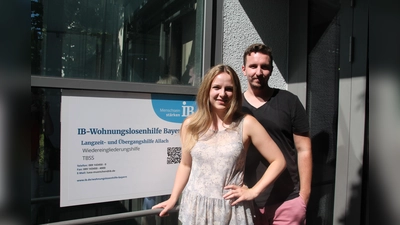 Die jungen Sozialpädagogen Kristina Strom und Felix Preuß gehören zum Team der IB-Wohnungslosenhilfe Bayern. (Foto: bb)