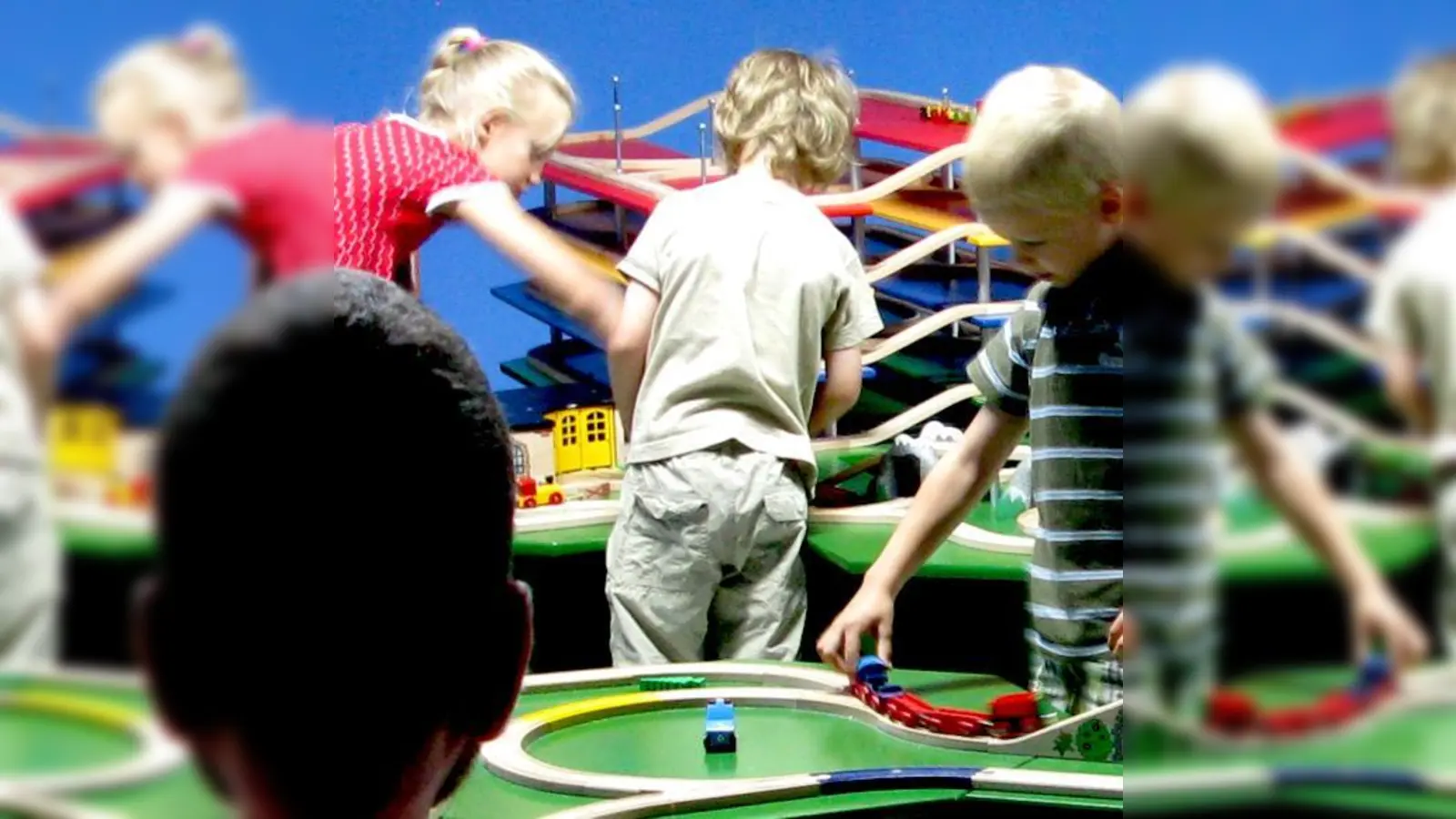 Kinder lieben das Spiel mit den BRIO-Holzeisenbahnen.	 (Foto: VA)