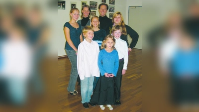 Die Kinder- und Jugendgruppe der Tanzsportabteilung mit den Trainern Thommy und Ursel Lüdke. (Foto: pi)
