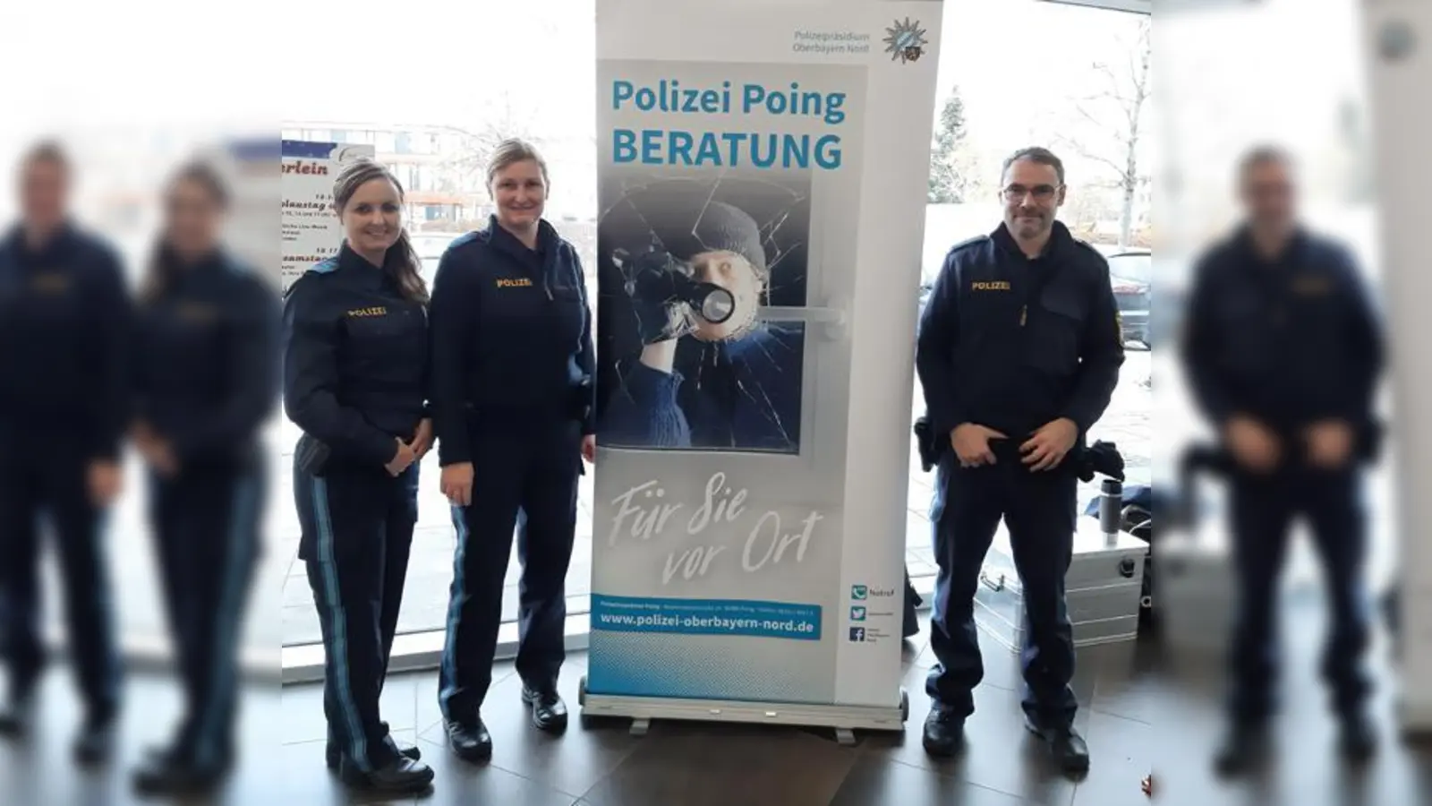 Beamte der Polizeiinspektion Poing informierten am vergangenem Freitag im Poinger Citycenter rund um das Thema Einbruchschutz.  (Foto: Stefan Dohl)