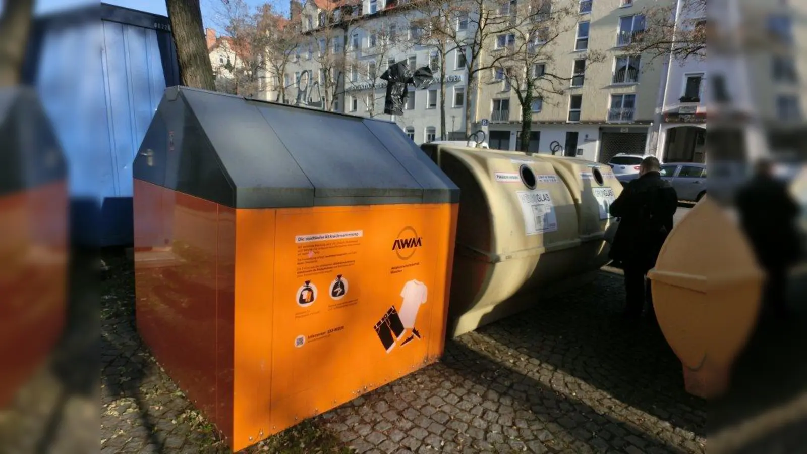 Legal: Die Container des Abfallwirtschaftsbetriebs München (AWM) sind orange und meist bei den Wertstoffinseln aufgebaut, wie hier an der Trappentreustraße 44 / Heimeranplatz. (Foto: ds)