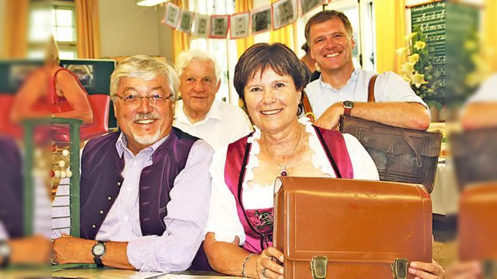 Freuten sich über das Jubiläum (v. l.) ehemaliger Schulleiter Herbert Weick, Gustav Zaby, Ernestine Wurm und Bürgermeister Stefan Schelle.  (Foto: hol)