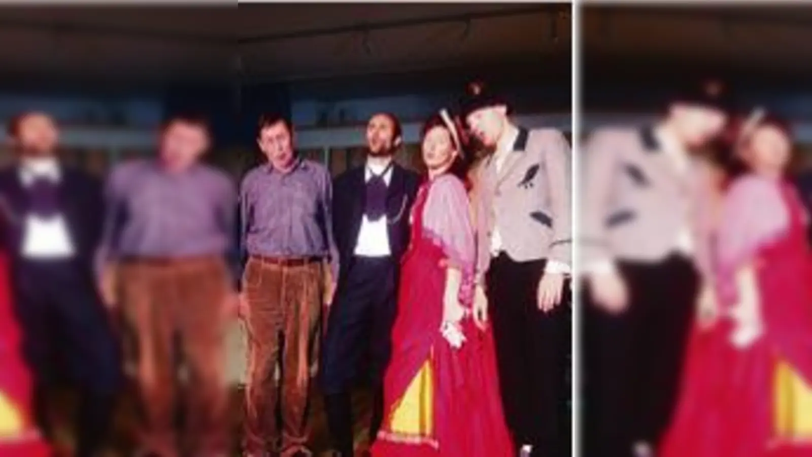 Die Darsteller der Gerhard Loew Bühne in dem Stück »Kinipfingst.	  (Foto: VA)