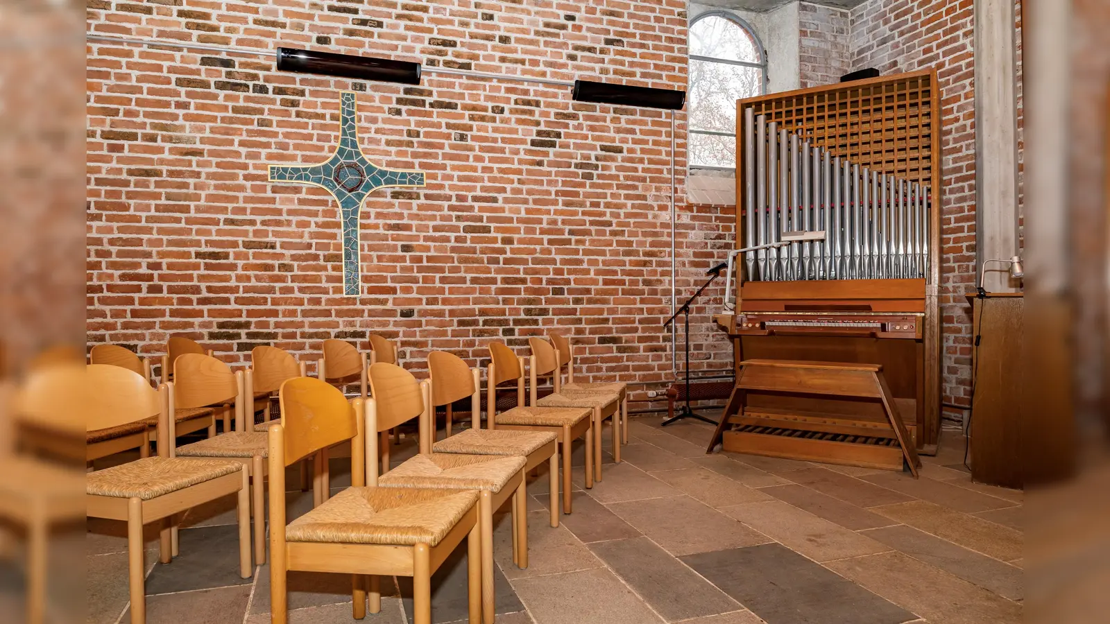 Auf der Orgel in der Aussegnungshalle des Waldfriedhofs gibt Matthias Wittmann ein Weihnachtskonzert. (Foto: Gemeinde Haar)