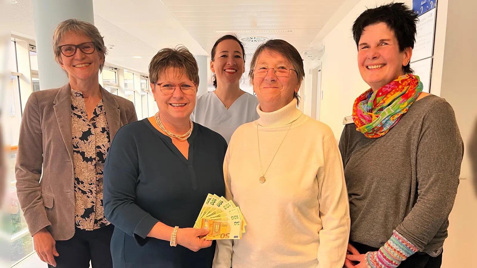 Prof. Cornelia Höß, Jutta Fink, Chefärztin Dr. Helen Budiman, Renate Kinzl und Kunsttherapeutin Gaby Müller (von links) freuen sich über die Spende. (Foto: Kreisklinik Ebersberg)