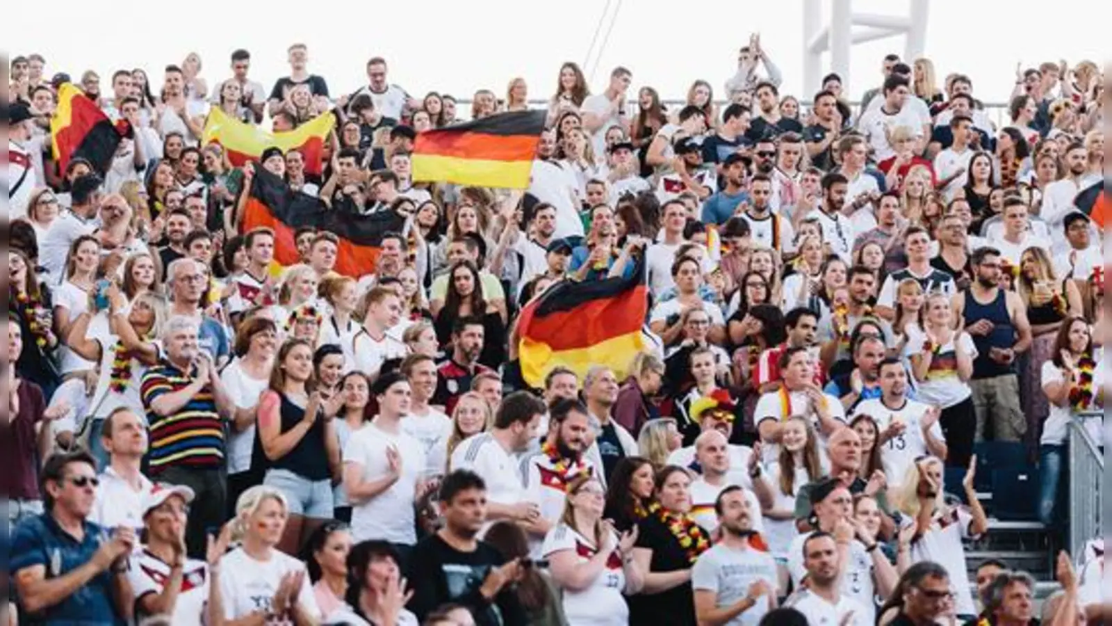 Public Viewing am Münchner Flughafen: Bis zu 2.000 Fans fasste die Public Viewing Arena im Herzen des Flughafens bei der EM 2016  das soll auch dieses Jahr wieder so sein.	 (Foto: FMG)