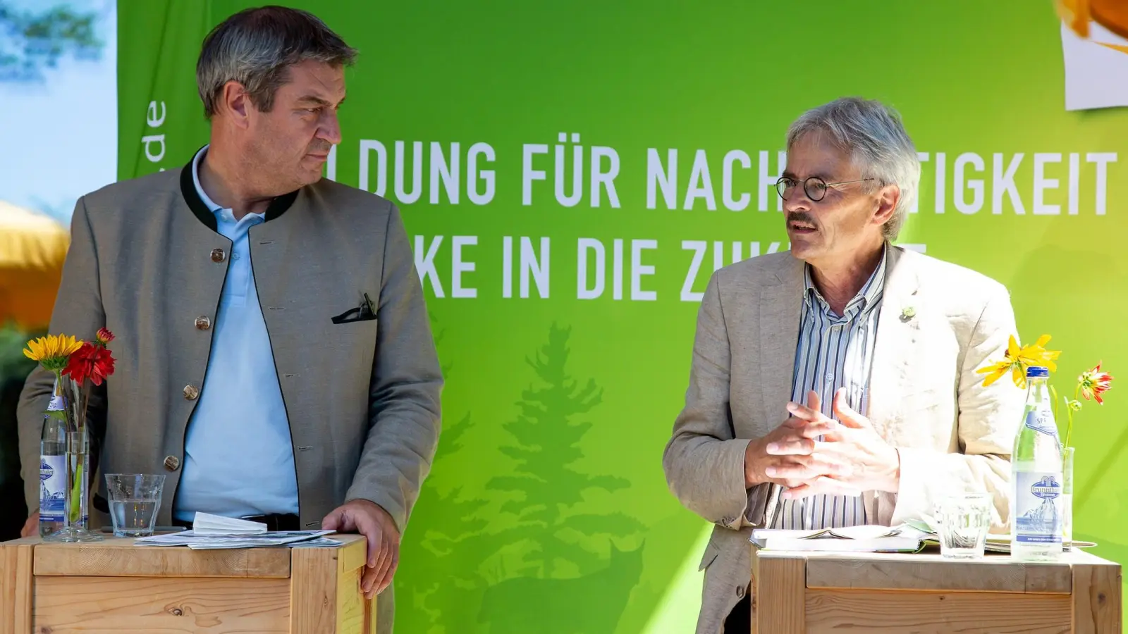 BN-Vorsitzender Richard Mergner (r.) erklärt Ministerpräsident Markus Söder, wie energieeffizientes Bauen in Wartaweil umgesetzt wurde.  (Foto: Felix Hälbich)