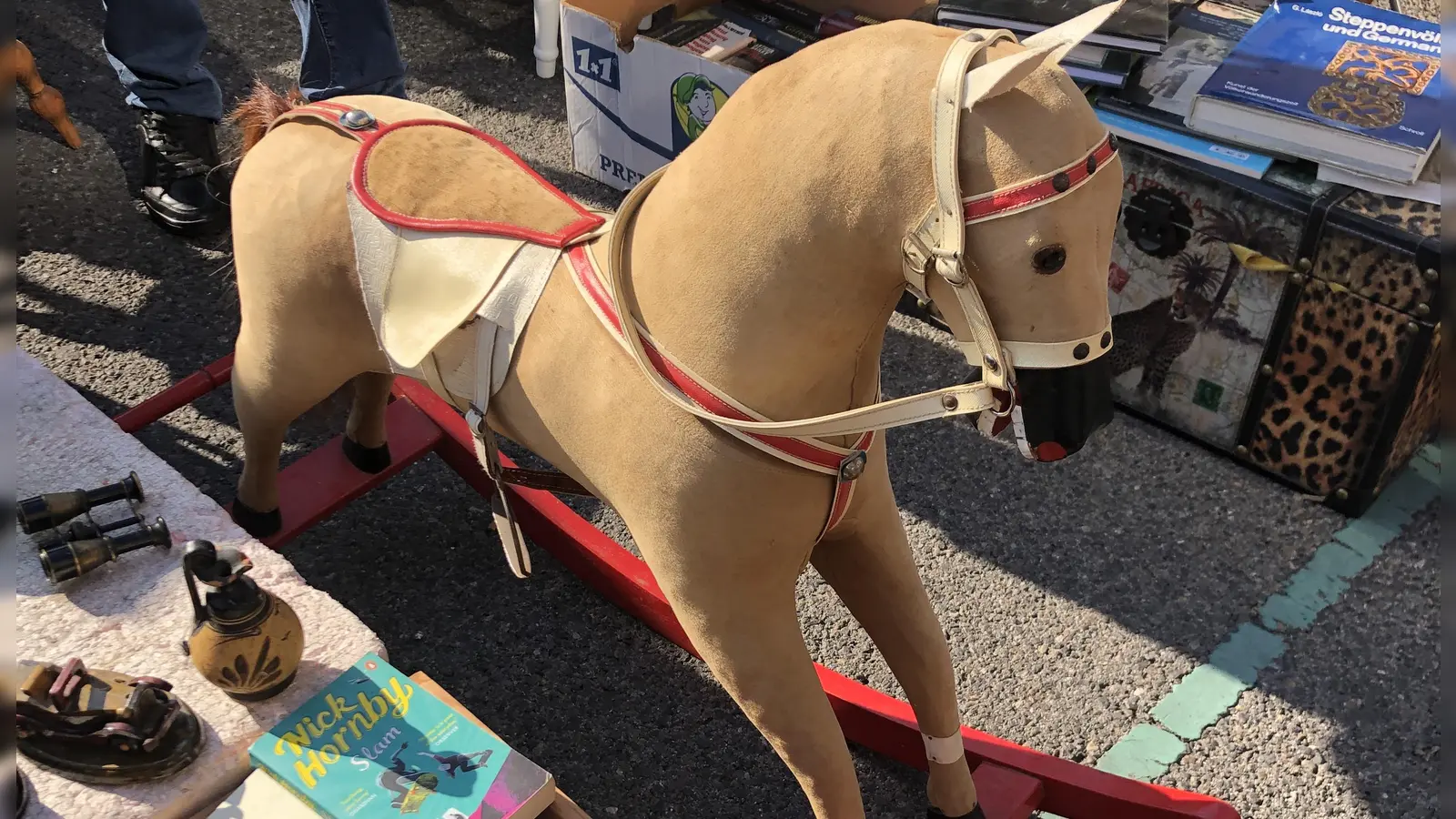 Beim Flohmarkt in St. Martin werden Spielsachen, Kleidung, Haushaltsartikel und vieles mehr verkauft.  (Foto: hw)
