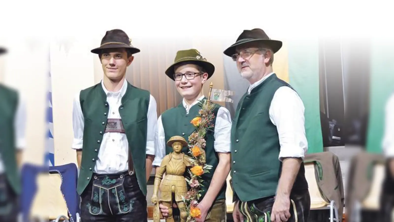 Die »Knopf-Soaten-Musi« aus Obertaufkirchen: Ralf Vogel (re.) und seine zwei Söhne wurden im letzten Herbst mit dem »Traunsteiner Lindl« ausgezeichnet.	 (Foto: Otto Hartl)