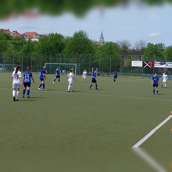 Der FFC Wacker München (blau) muss im Pokal-Achtelfinale beim FC Forstern antreten. (Archivbild: bas)