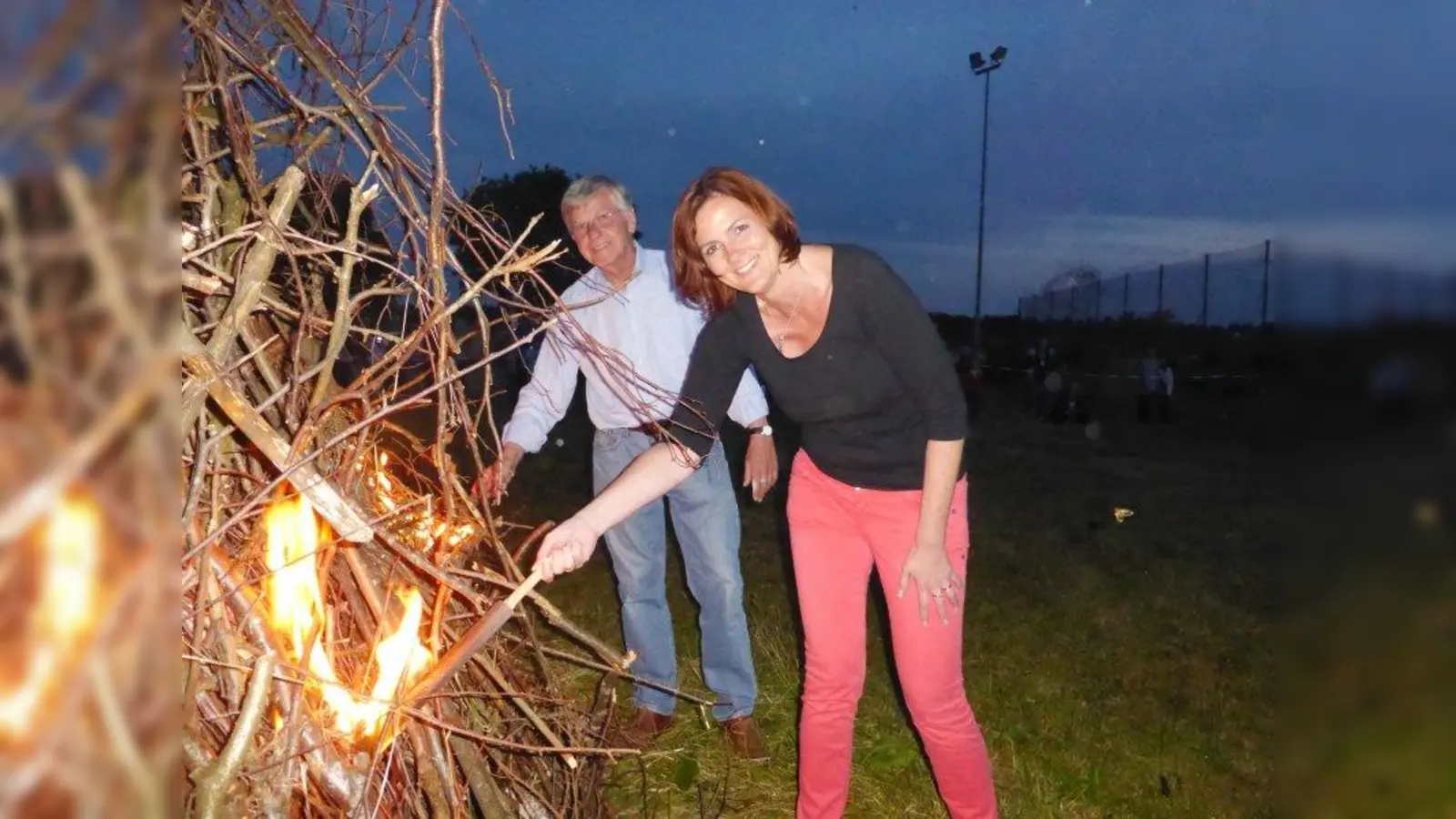 Marianne Hellhuber, die Vorsitzende der CSU Neuried, und Dr. Michael Zimmermann, der Vorsitzender der CSU-Gemeinderatsfraktion in Neuried, entzündeten das Johannisfeuer. (Foto: pi)