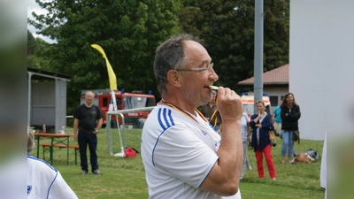 Bissfest. Landrat Karl Roth prüft die Solidität der sportlichen Währung. (Foto: Eisinger)