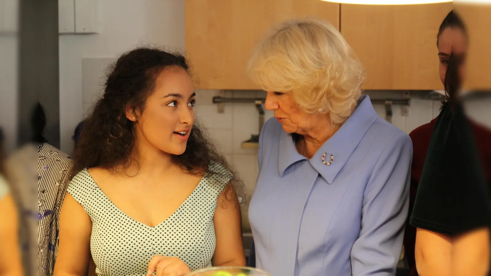 Herzlich und interessiert an den persönlichen Schicksalen: Herzogin Camilla im Gespräch mit einem Mädchen aus einer IMMA-Einrichtung. (Foto: Imma e.V.)