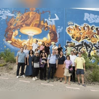 Künstlerinnen, Freunde und Förderer der Graffiti-Wand am Eröffnungstag.  (Foto: Thilo Härdtlein)