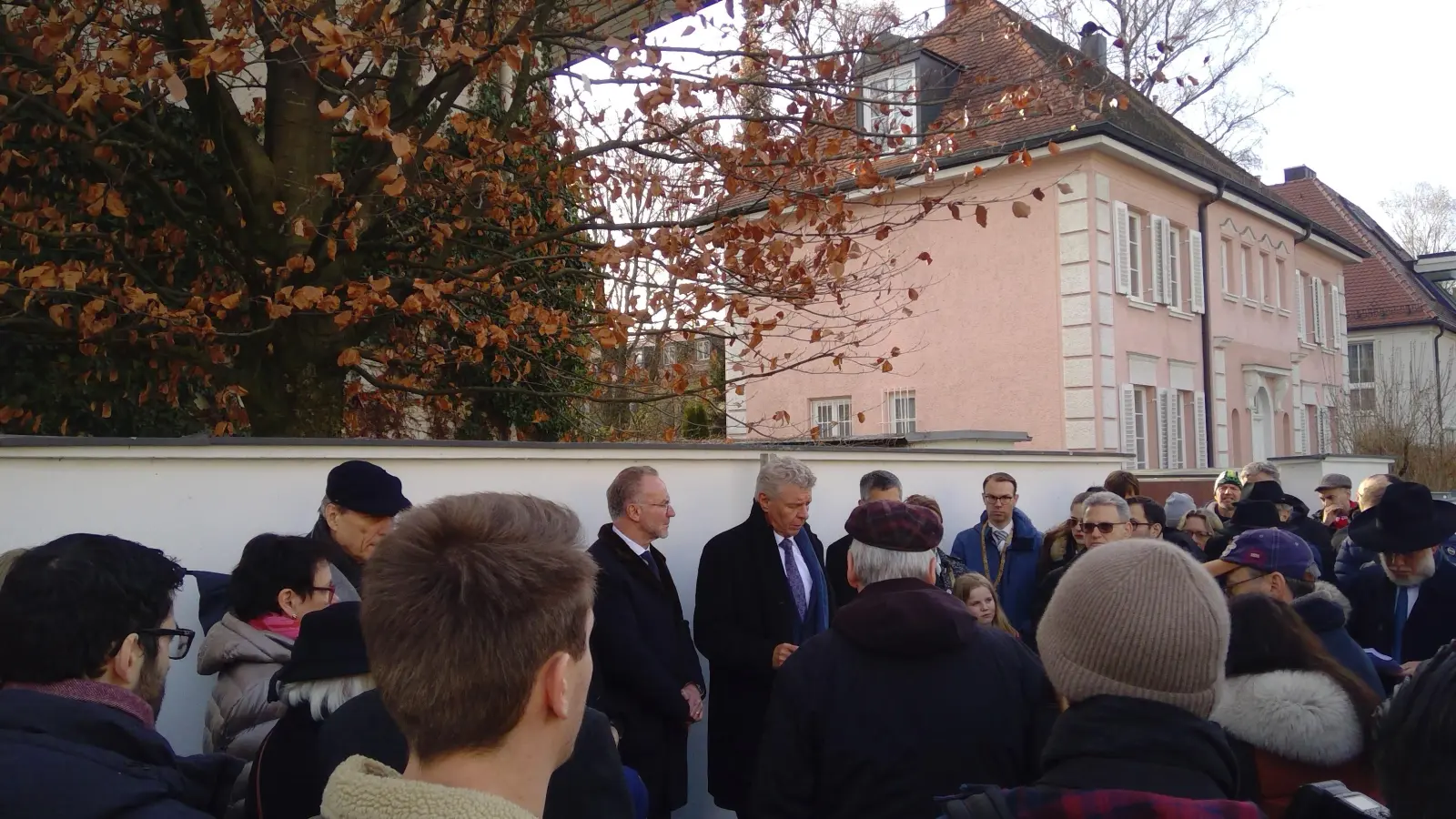 Unter reger Anteilnahme übergaben Oberbürgermeister Dieter Reiter (Mitte) und der Vorstandsvorsitzende der FC Bayern München AG, Karl-Heinz Rummenigge, das Erinnerungszeichen für das Ehepaar Neuburger in der Innstraße 18. (Foto: bs)