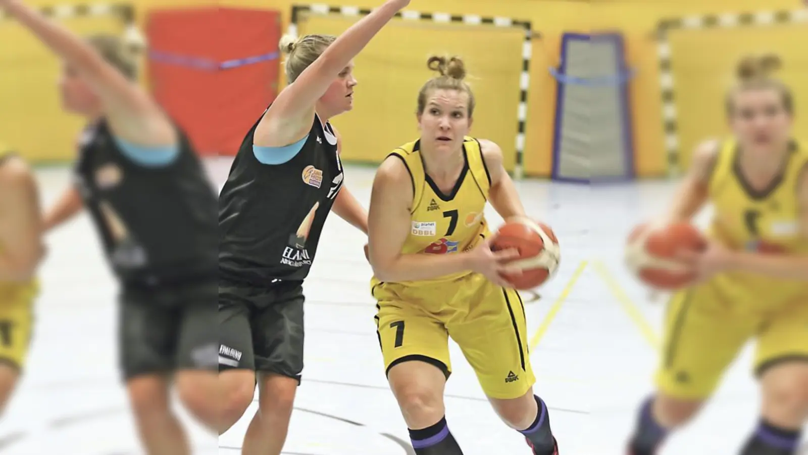 Topwerferin der Turnerschaft  (Foto: Magdalena von Geyr (rechts) hat den Korb im Blick.	Foto: Wolfgang Eberle)