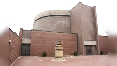 Den burgartig geschlossenen, fensterlosen Baukomplex von St. Matthias aus dunklen Klinkerziegeln, der durch den nur 20 m hohen Tor- und Glockenturm betreten wird, hat Alexander Freiherr von Branca entworfen, weit über München hinaus unter anderem als Architekt der Neuen Pinakothek bekannt. (Foto: job)