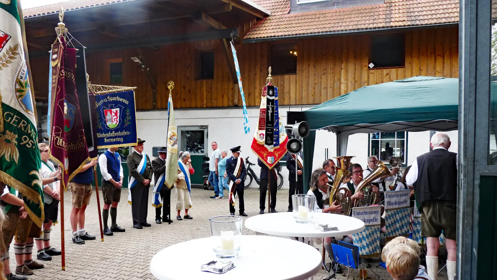 Musik und Fahnenabordnungen fanden im letzten Jahr unter dem Vordach der Maschinenhalle Schutz vor dem Regen. (Foto: Drexler)