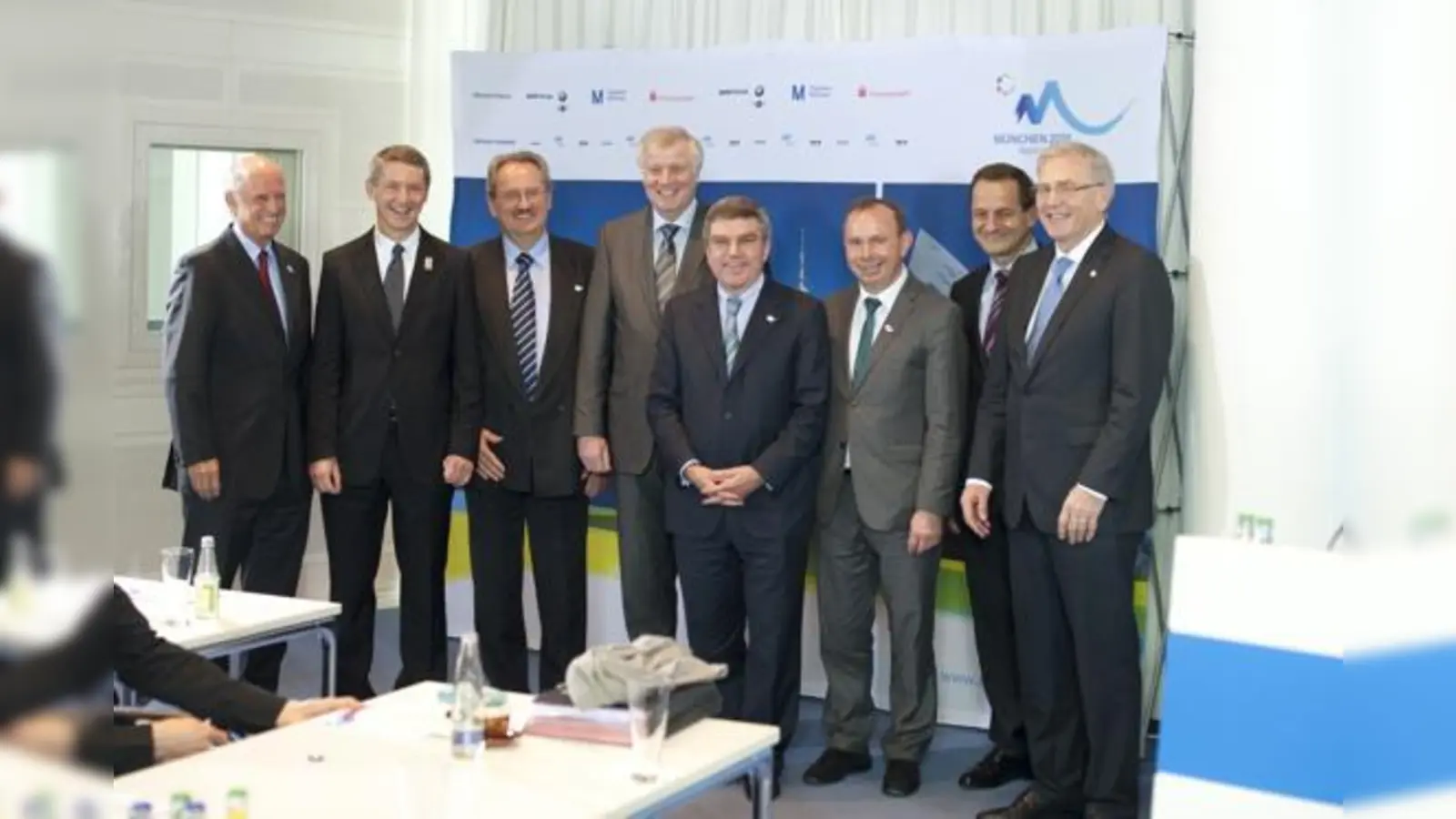 Gesellschafter der Bewerbungsgesellschaft München 2018 GmbH (v.li.): Willy Bogner, Thomas Schmid, Christian Ude, Horst Seehofer, Thomas Bach, Georg Grabner, Alfons Hörmann und Dr. Michael Vesper.  (Foto: © Bewerbungsgesellschaft Mü.2018 GmbH/Martin Hangen)