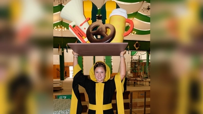 Das Münchner Kindl, Franziska Inselkammer, präsentiert das neue Logo für den Sammlerkrug. (Foto: Robert Bösl)