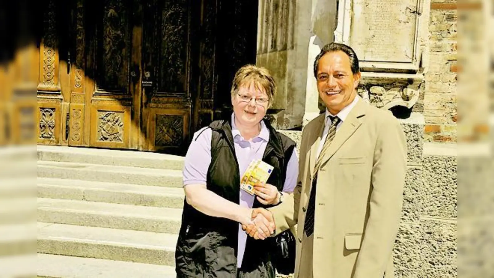 Lob und Anerkennung bekam die 62-jährige Münchnerin von Thomas Lüftner für ihr aufmerksames Verhalten. 	 (Foto: Privat)