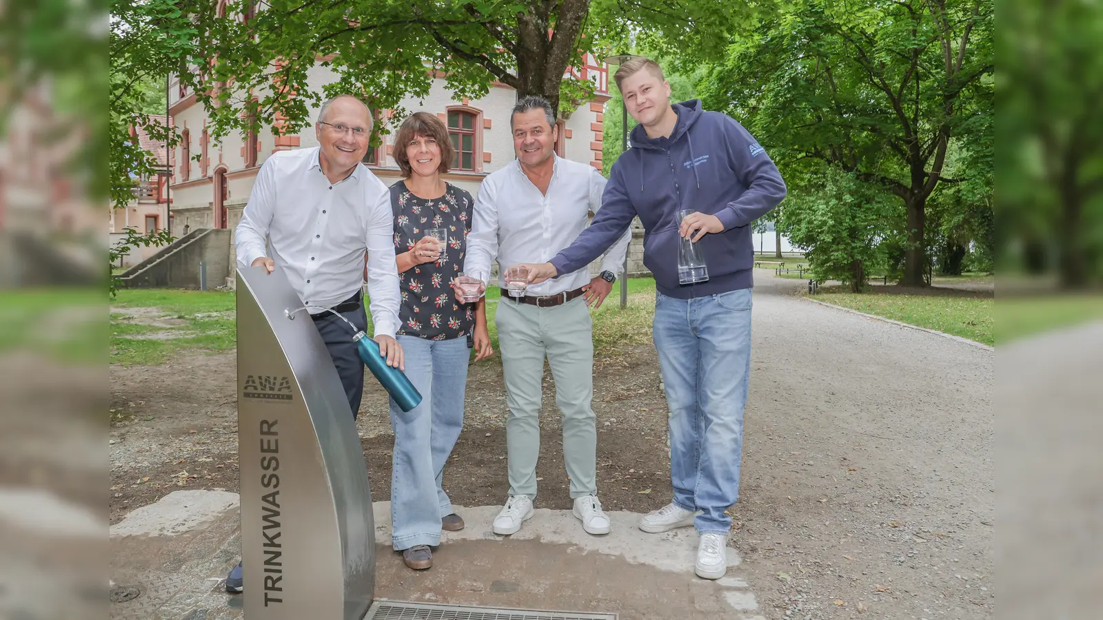 v.l.n.r.: 1. Bürgermeister Christian Schiller, Umweltingenieurin Ines Bethge (AWA Ammersee), Bauamtsleiter Oliver Gerweck und Wassermeister Moritz Guggemos (AWA Ammersee) vor dem neuen Trinkbrunnen im Kurpark Herrsching. (Foto: Gemeinde Herrsching)