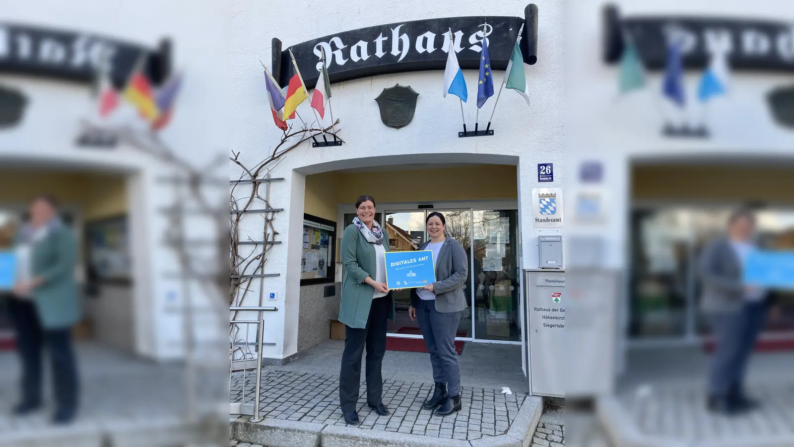 Bürgermeisterin Mindy Konwitschny und die Geschäftsleitung, Nina Schierlinger freuen sich über die Auszeichnung der Gemeinde Höhenkirchen-Siegertsbrunn als „Digitales Amt“. (Foto: Gemeinde Höhenkirchen-Siegertsrunn)