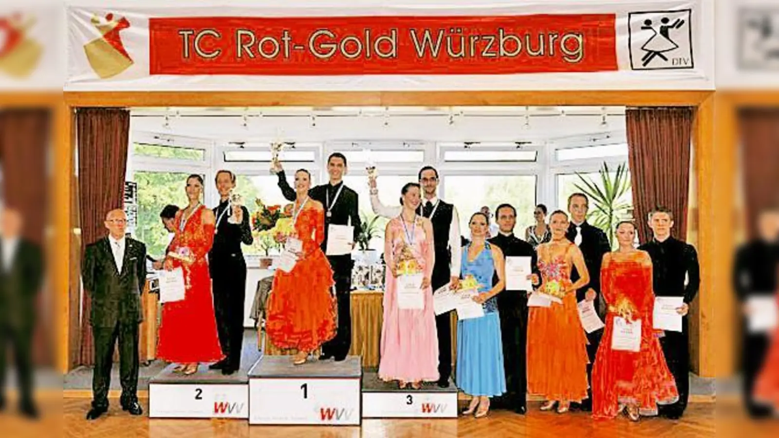 Siegerehrung der Hauptgruppe I C Standard: Platz zwei für Markus Haak und Natalie Kiess, Sieger: Benjamin Böhm und Stefanie Meindl. Platz drei: Manfred Thurm und Rebekka Balogh.	 (Foto: VA)