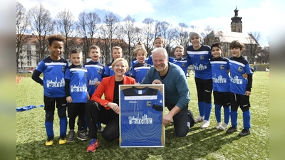 Die U7 der FT Gern gemeinsam mit Sabine Schölzel (Vorständin Stadtsparkasse München) und Michael Franke (Vorstandsvorsitzender der FT München-Gern). (Foto: SSKM)