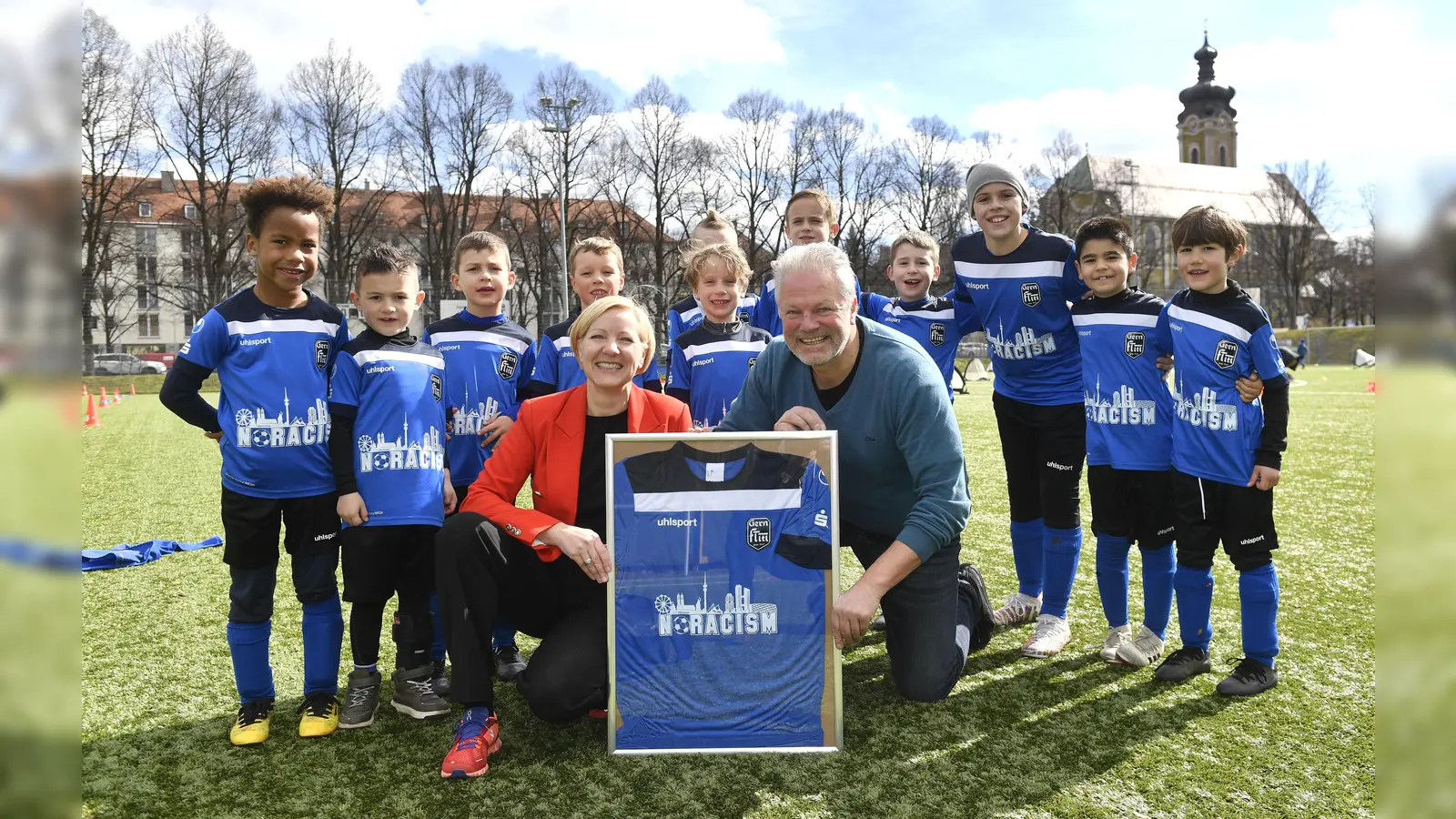 Die U7 der FT Gern gemeinsam mit Sabine Schölzel (Vorständin Stadtsparkasse München) und Michael Franke (Vorstandsvorsitzender der FT München-Gern). (Foto: SSKM)