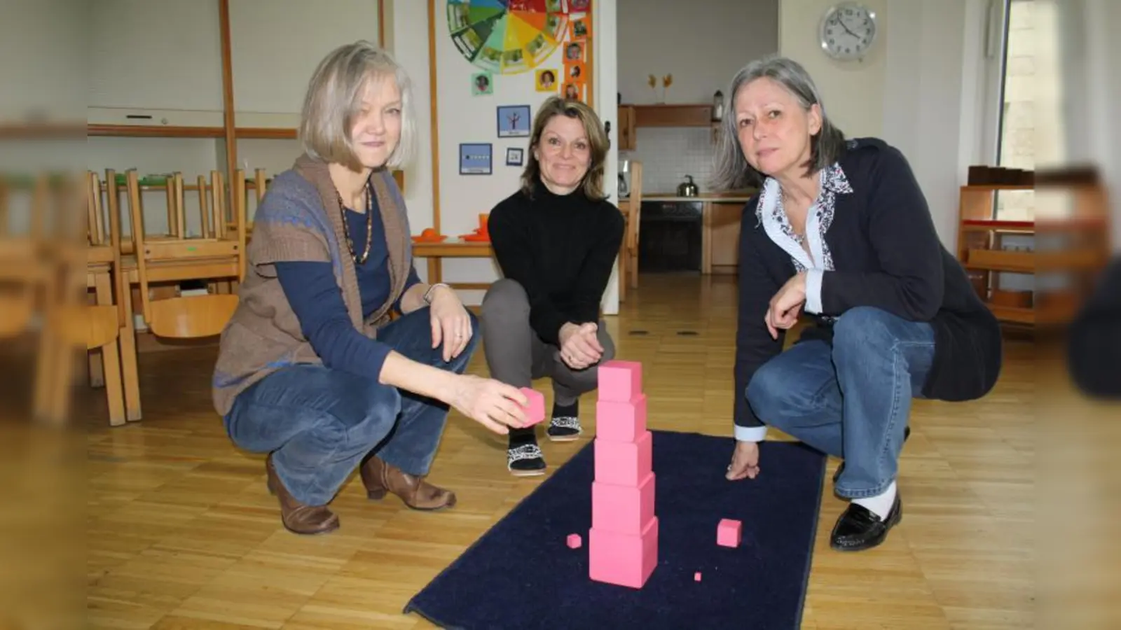 Inga Heinemann (li.), Leiterin des Montessori-Integrationskindergartens der Aktion Sonnenschein, zusammen mit Erzieherin Andrea Oldemaier und Helga Roßmann (re.), Leiterin der Heilpädagogischen Tagesstätte. (Foto: sb)