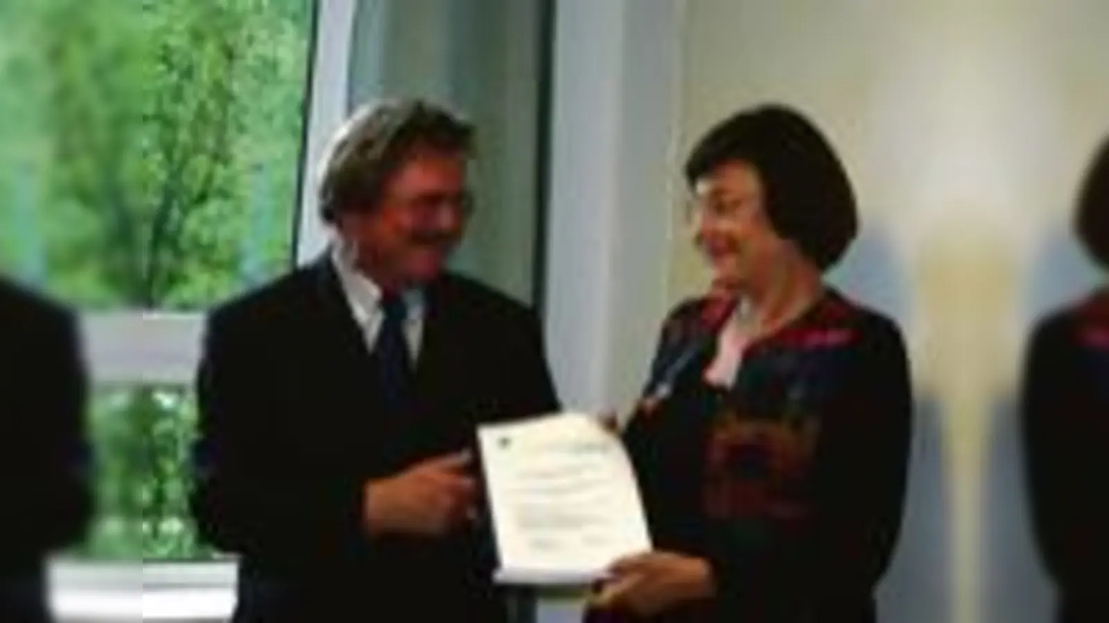 Feierliche Übergabe: Prof Dr. Kral händigt Sozialministerin Stewens das Gutachten  (aus.Foto: wei)