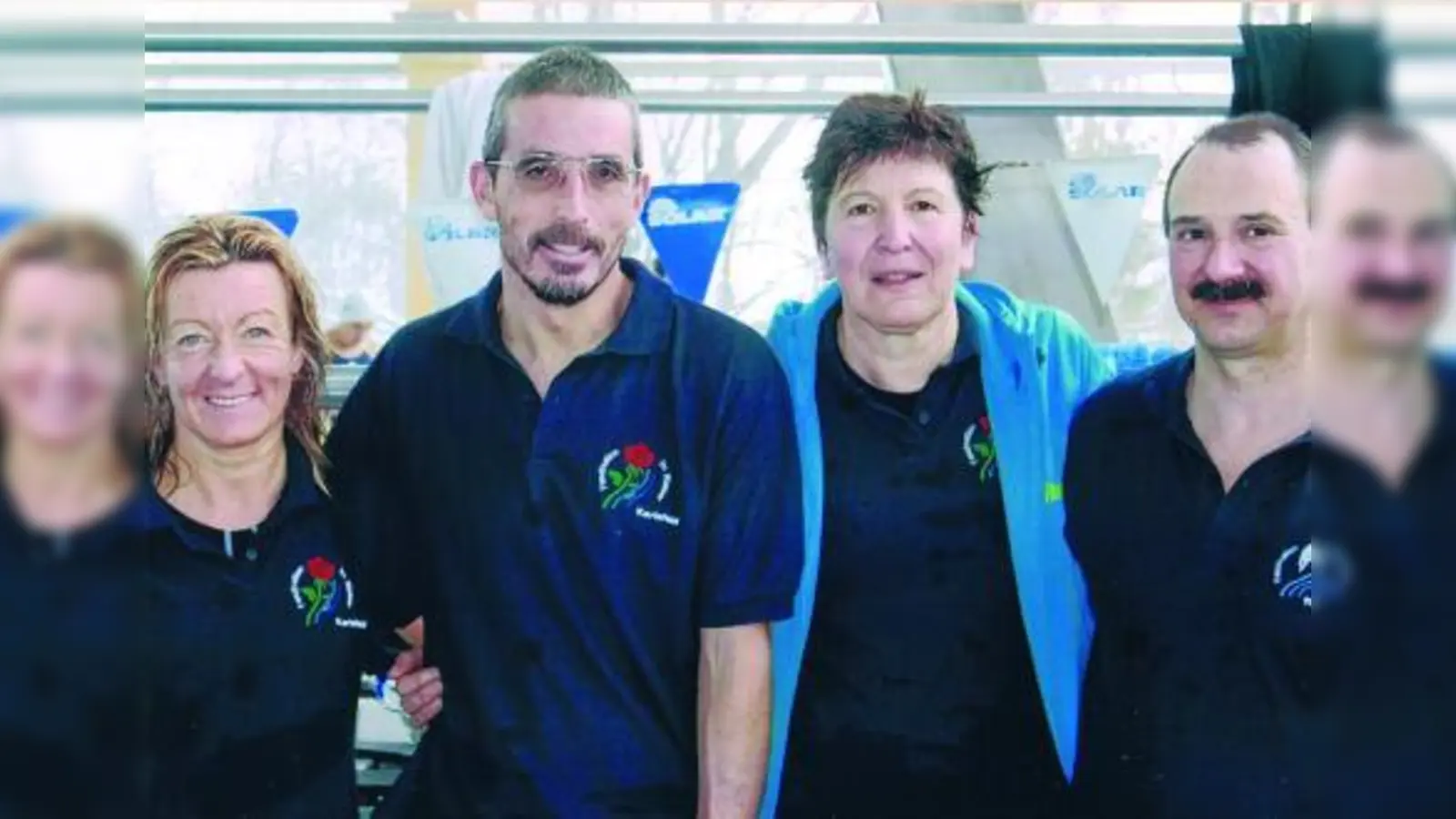 Die Karlsfelder Masters (v.l.) Cordula Gruber, Peter Meyer, Heidi  Rajczak , Rudi Christmann holten beim 10. Internationalen Dachauer Masters Cup in der 4x50 Meter Freistil-Staffel Gold. (Foto: pi)