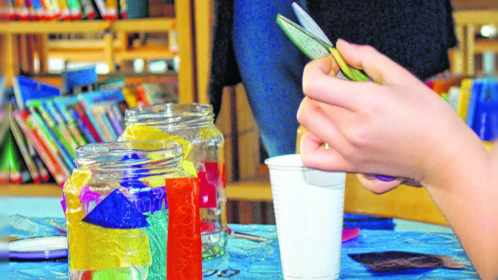 Ob man basteln oder spielen will, entscheidet jeder für sich. Gerne kann man auch einfach nur dabei sein.  (Foto: pst)