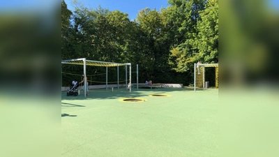 Die Neugestaltung des etwa 2.000 Quadratmeter großen Platzes inklusive der aufwändigen Vorarbeiten kostete die Stadt ca. 750.000 Euro. (Foto: Irmgard Hofmann)