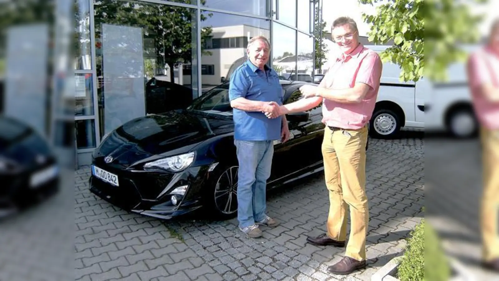 Jürgen Gott (v. r.) übergab Norbert Wöhrle die Schlüssel für die »Spritztour« ins Alpenvorland.	 (Foto: VA)