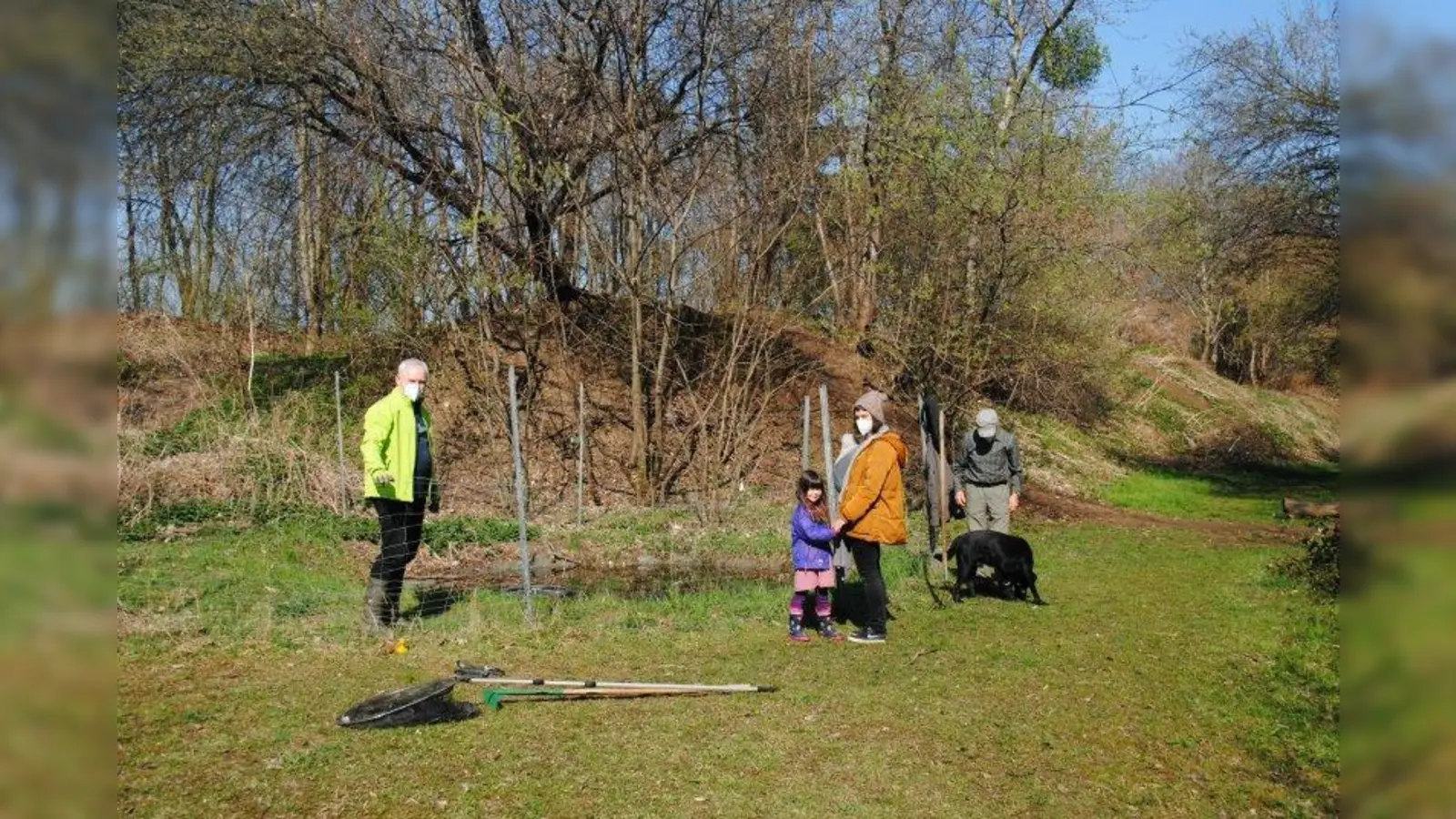 Mit Netz und Handschuhen ausgerüstet machte sich jüngst eine Aufräum-Truppe ans Saubermachen der Froschteiche im Landschaftspark West. Im Bild: Ernst Habersbrunner (links) und Justus Müller (rechts) von der Ortsgruppe München West des Bund Naturschutz sowie Anna Job mit Tochter Ida von der Initiative „Landschaftspark West“. (Foto: Susanne Kopp)