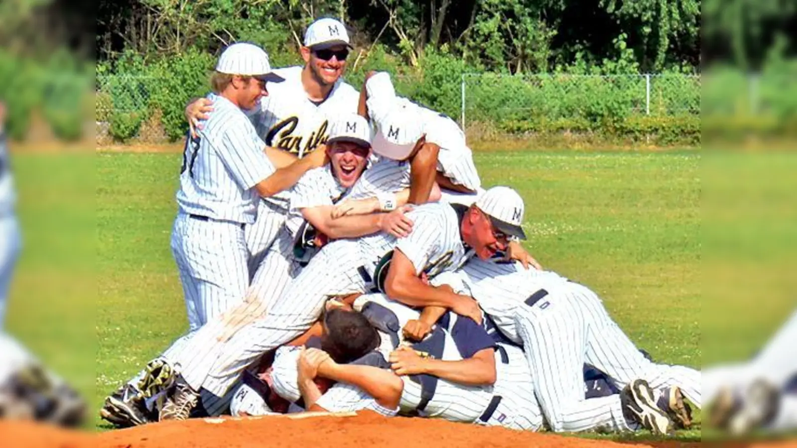 München Caribes Baseballspieler feiern ihre Regionalliga-Meisterschaft traditionsgemäß mit einem »Pile-Up« auf dem Werferhügel.	 (Foto: VA)