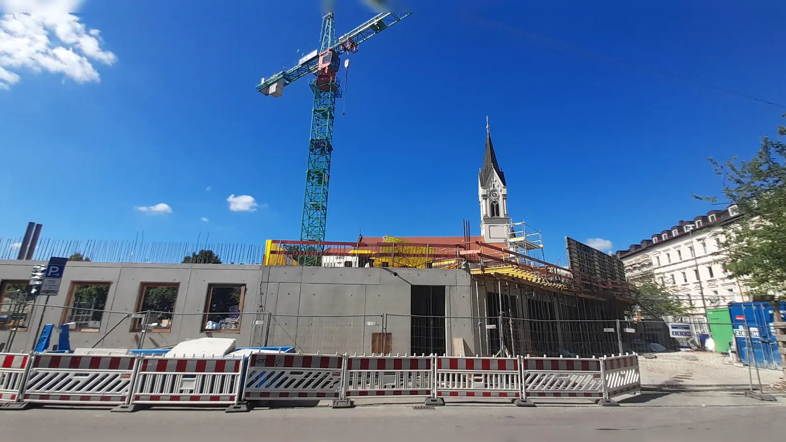 Derzeit laufen die Rohbauarbeiten für den Neubau an der Ecke Schrenk-/Westendstraße, der 2027 bezugsfertig sein soll. (Foto: kö)